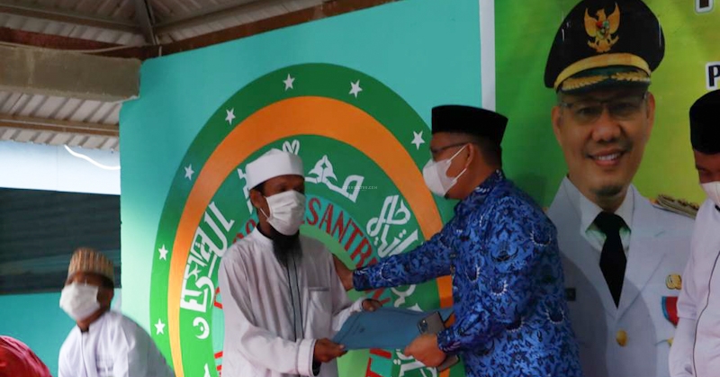 Sumbang 100 sak Semen, Sulkarnain Singgung Camat dan Lurah Poasia