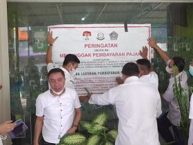 10 Tempat Usaha di Kendari Dipasangi Plang Penunggak Pajak