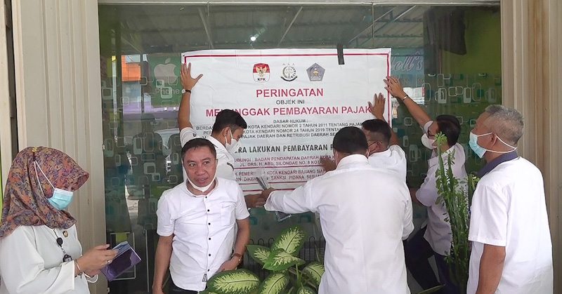 10 Tempat Usaha di Kendari Dipasangi Plang Penunggak Pajak