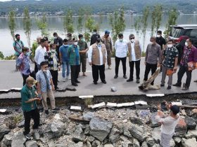 Jalan Menuju Masjid Al Alam Rusak karena Abrasi, Ini Kata Gubernur