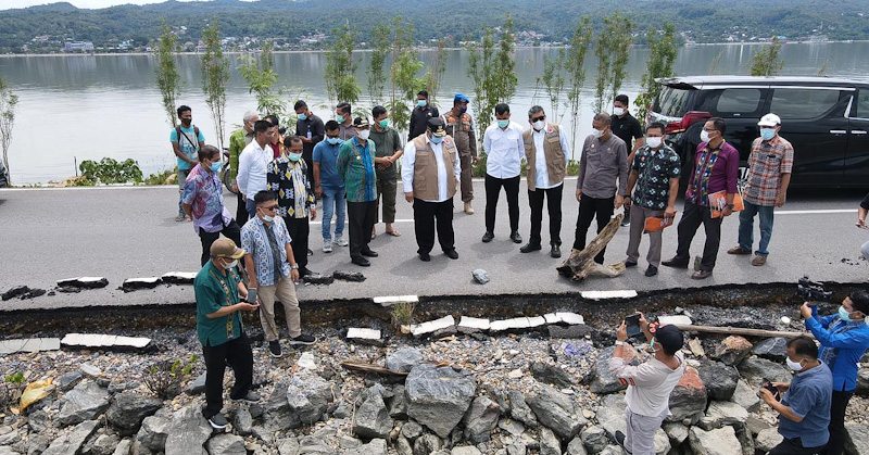 Jalan Menuju Masjid Al Alam Rusak karena Abrasi, Ini Kata Gubernur