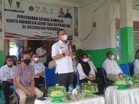 Wali Kota Kendari Serahkan 591 KIS di Kecamatan Puuwatu