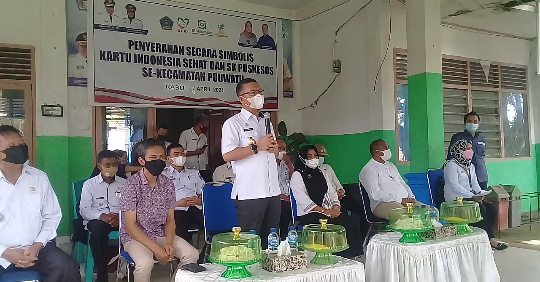 Wali Kota Kendari Serahkan 591 KIS di Kecamatan Puuwatu
