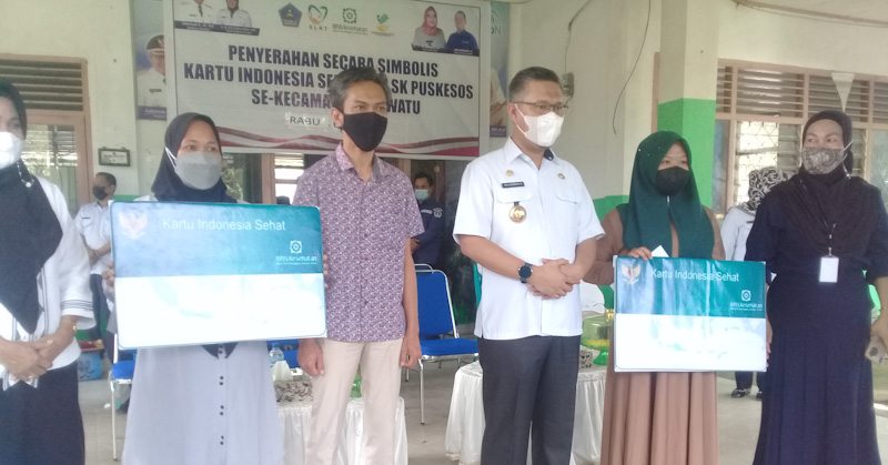 Wali Kota Kendari Serahkan 591 KIS di Kecamatan Puuwatu