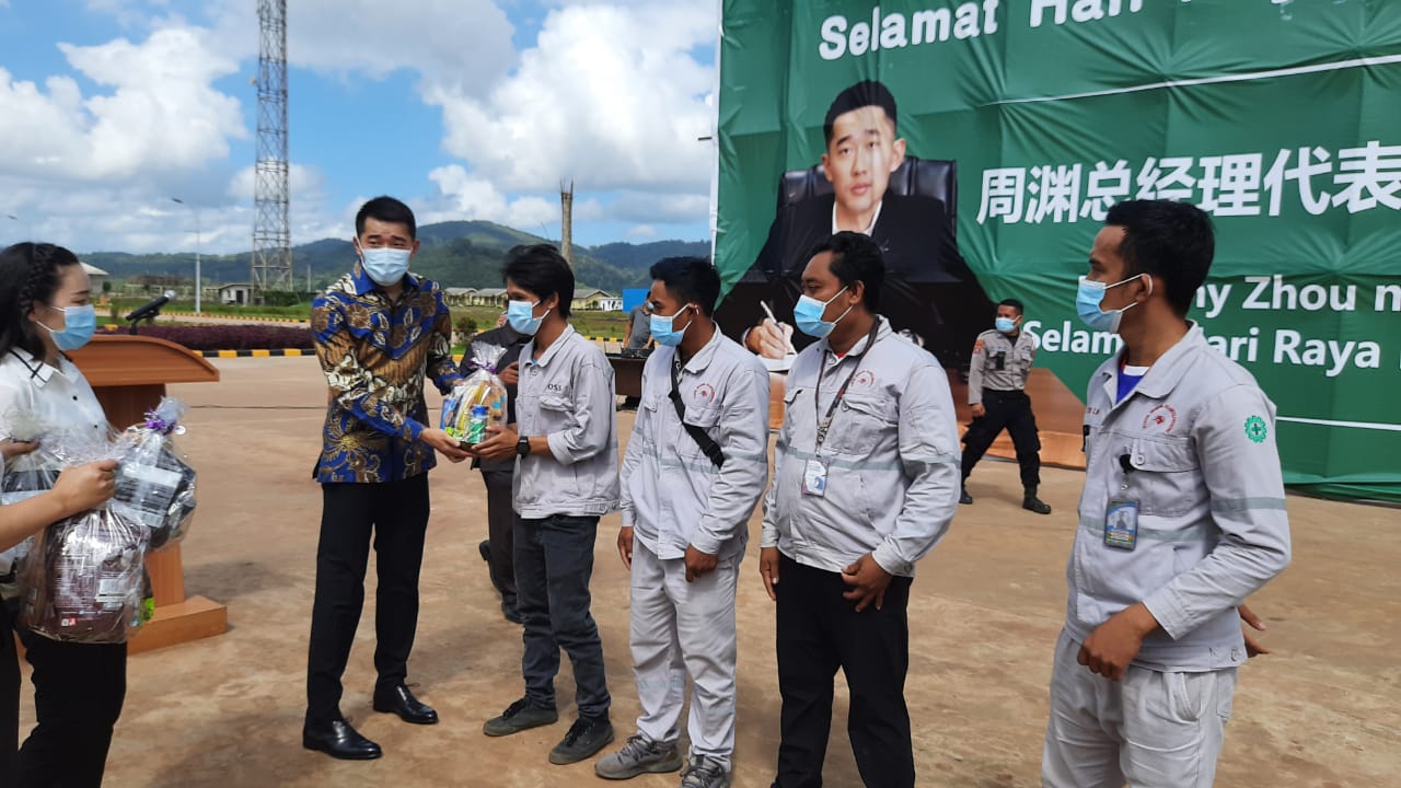 VDNI dan OSS Bagikan Puluhan Ribu Parcel Lebaran kepada Karyawan dan Masyarakat