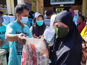 Gelar Bakti Sosial, IKA Alumni Smansa 90 Salurkan 200 Paket Sembako