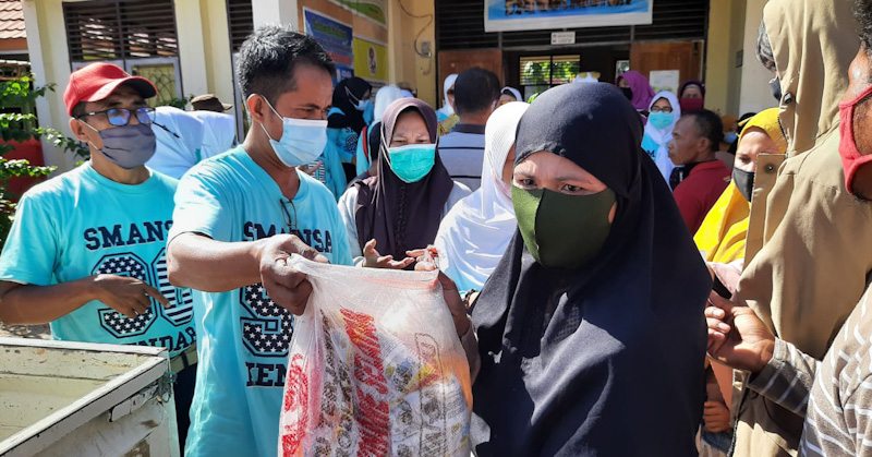 Gelar Bakti Sosial, IKA Alumni Smansa 90 Salurkan 200 Paket Sembako