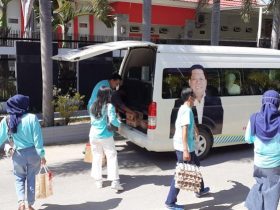 Momen Hardiknas, IKA Alumni Smansa 90 Kendari Sambangi Guru Purna Bhakti