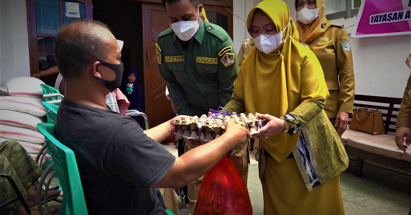 Ketua TP PKK Kota Kendari Salurkan 30 Paket Sembako Untuk Penyandang Disabilitas