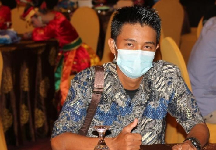 Tingkatkan SDM, Pemdes Mataiwoi Konsel Berikan Beasiswa 12 Mahasiswa