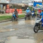 Jalan Rusak di Baruga Semakin Memprihatinkan, Pengendara Sampai Terjatuh