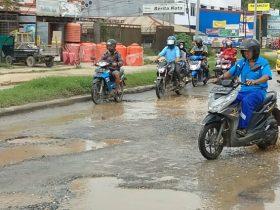 Jalan Rusak di Baruga Semakin Memprihatinkan, Pengendara Sampai Terjatuh