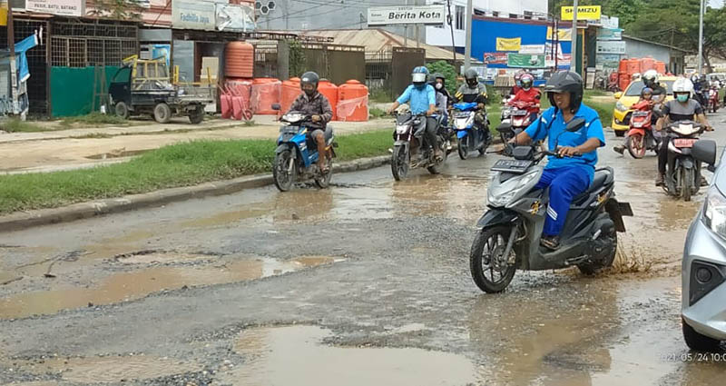 Jalan Rusak di Baruga Semakin Memprihatinkan, Pengendara Sampai Terjatuh