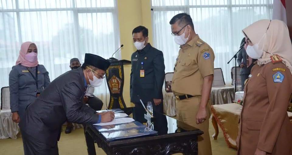 Sulkarnain Kadir Resmi Lantik 5 Pejabat Lingkup Pemkot Kendari