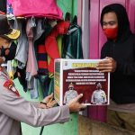 Kapolda Sultra Turun Langsung Serahkan Bantuan ke Warga Terdampak PPKM