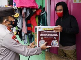 Kapolda Sultra Turun Langsung Serahkan Bantuan ke Warga Terdampak PPKM