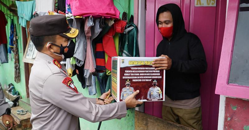 Kapolda Sultra Turun Langsung Serahkan Bantuan ke Warga Terdampak PPKM