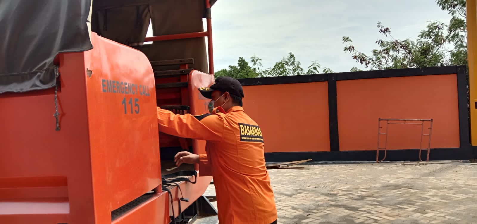 Menuju Operasi pencarian korban oleh Tim Rescue Pos SAR Kolaka.