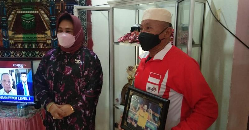 Tina Nur Alam Beri Hadiah 100 Juta untuk Ayah Apriyani Rahayu