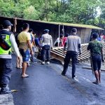 Mobil Truk Muat Besi Jembatan Terbalik di Kolut