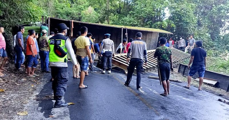 Mobil Truk Muat Besi Jembatan Terbalik di Kolut