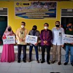 Wali Kota Kendari Serahkan Dana Stimulus untuk 96 KK