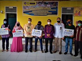 Wali Kota Kendari Serahkan Dana Stimulus untuk 96 KK