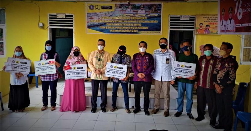 Wali Kota Kendari Serahkan Dana Stimulus untuk 96 KK