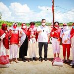 IKA FEB UHO Serahkan Bansos ke 115 Keluarga di Kelurahan Sambuli