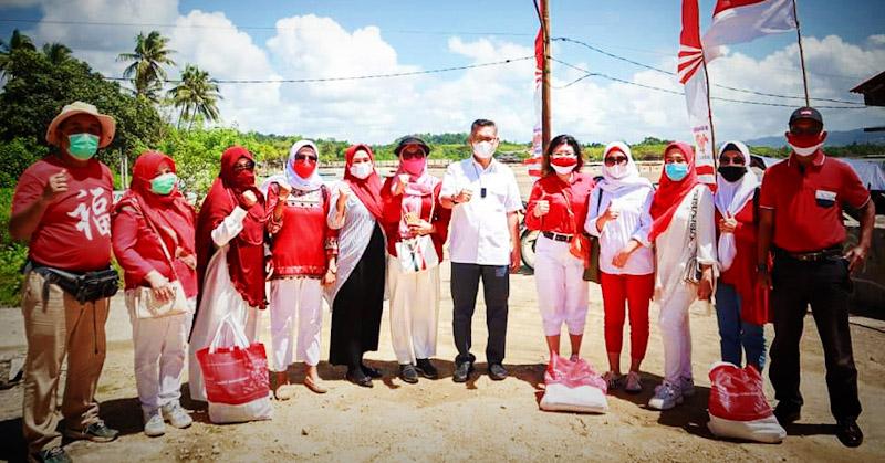 IKA FEB UHO Serahkan Bansos ke 115 Keluarga di Kelurahan Sambuli