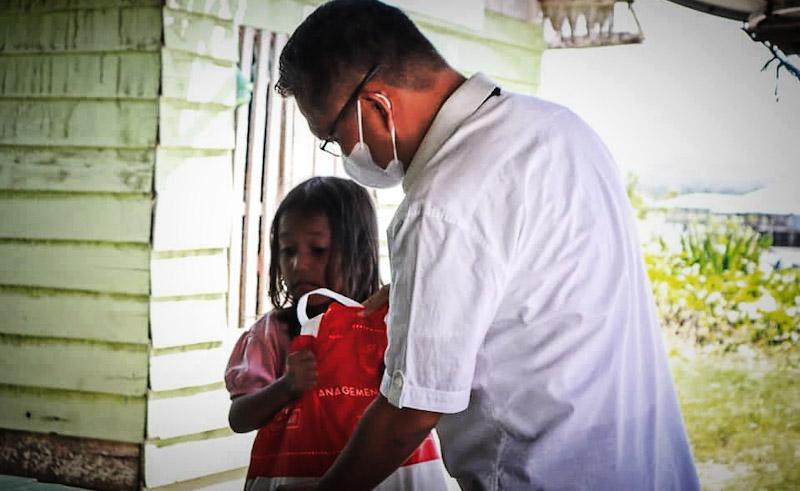 IKA FEB UHO Serahkan Bansos ke 115 Keluarga di Kelurahan Sambuli