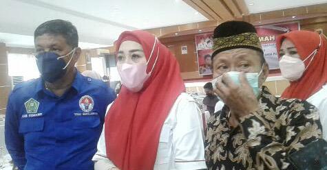 Pulang Kampung, Apriyani Rahayu Terima Bonus dari Gubernur Sultra dan Bupati Konawe