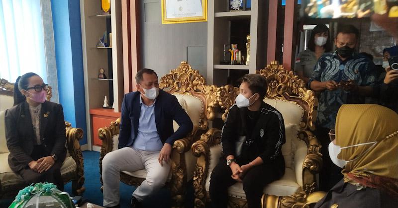 Pemda Konawe Hadiahi Apriyani Rahayu Tanah, Rumah dan 4 Ekor Sapi