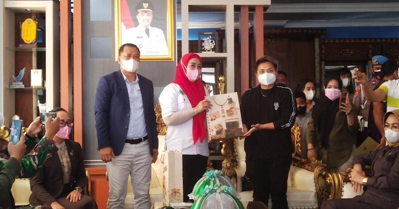 Pemda Konawe Hadiahi Apriyani Rahayu Tanah, Rumah dan 4 Ekor Sapi