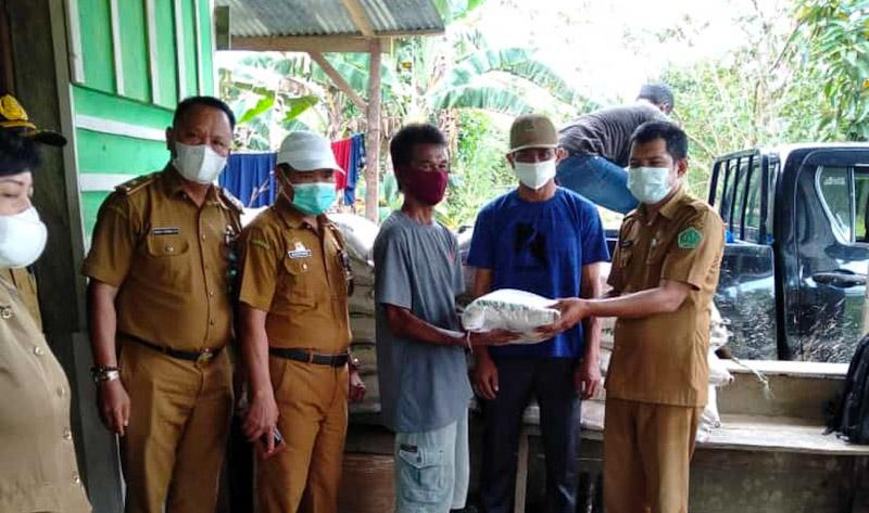 40 KK Warga Korban Banjir di Desa Anggoro Dapat Bantuan Sembako