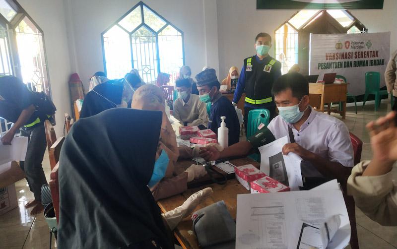 Polres Konawe Gelar Vaksinasi Covid 19 di Ponpes Al Ikhlas Amberi