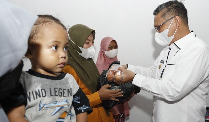 Bagikan 100 Paket Sembako, AP2 Sultra Puji Kepemimpinan Sulkarnain Kadir