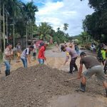 Asosiasi Kepala Desa Kecamatan Abuki Perbaiki Jalan Rusak secara Swadaya