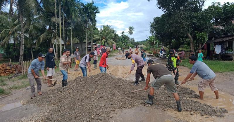 Asosiasi Kepala Desa Kecamatan Abuki Perbaiki Jalan Rusak secara Swadaya