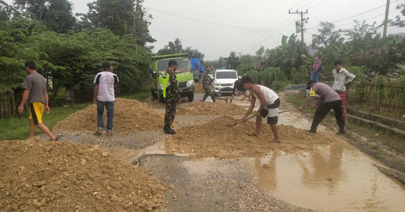 Asosiasi Kepala Desa Kecamatan Abuki Perbaiki Jalan Rusak secara Swadaya