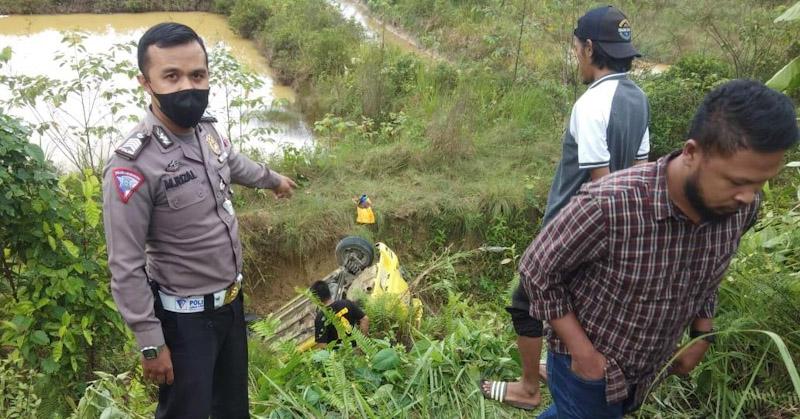Hilang Kendali, Mobil Agya Masuk Jurang di Kendari