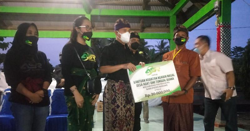 Silaturahmi dengan Umat Hindu di Konawe, Andi Sumanggeruka Serahkan Bantuan