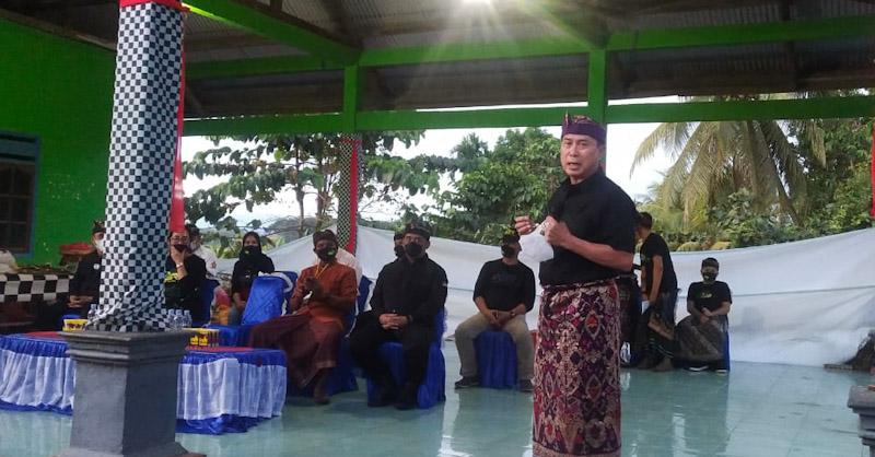 Silaturahmi dengan Umat Hindu di Konawe, Andi Sumanggeruka Serahkan Bantuan