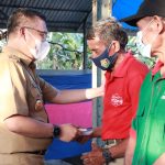 Wali Kota Kendari Serahkan ZIS ke 182 Petugas Kebersihan