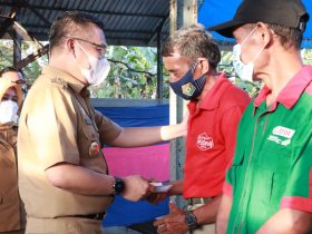 Wali Kota Kendari Serahkan ZIS ke 182 Petugas Kebersihan