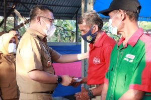 Wali Kota Kendari Serahkan ZIS ke 182 Petugas Kebersihan