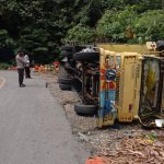 Hilang Kendali, Truk Muat Keramik Terbalik di Kolut