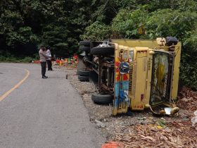 Hilang Kendali, Truk Muat Keramik Terbalik di Kolut