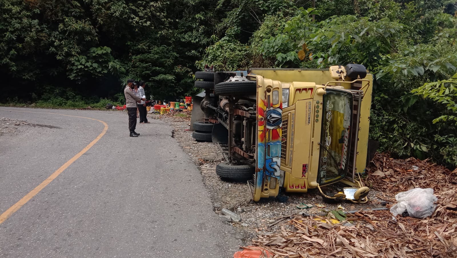 Hilang Kendali, Truk Muat Keramik Terbalik di Kolut