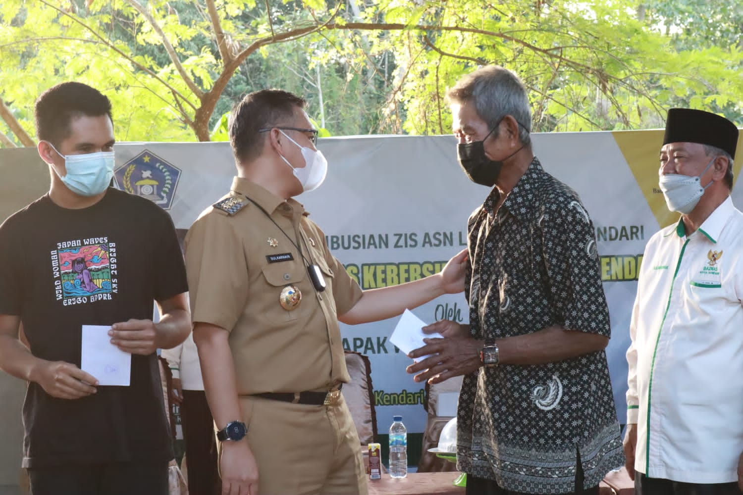 Wali Kota Kendari Serahkan ZIS ke 182 Petugas Kebersihan 